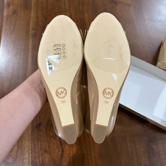 New! Michael Kors Nude Patent Kiera Open Toe Wedge Pump Size 7 - Picture 8 of 9